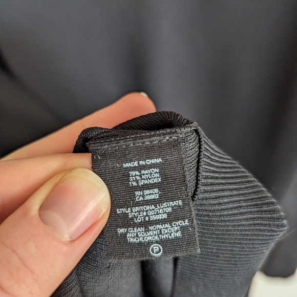 Theory Britona Lustrate Heavy Knit Crepe V-Neck Blouse in Black, size medium - Picture 6 of 6